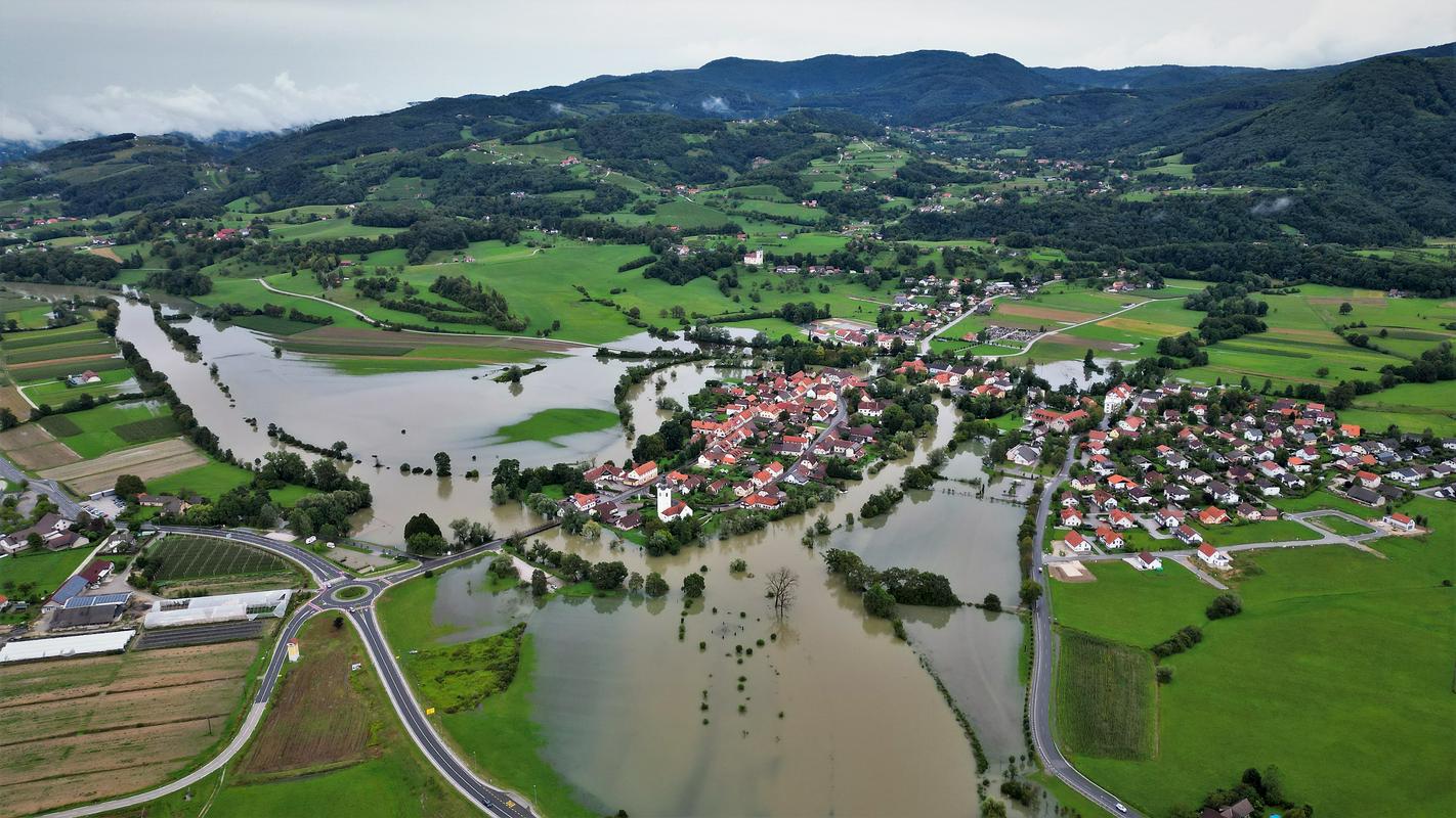 Poplavljena Kostanjevica na Krki, 7. 8. 2023. Foto: RTVS